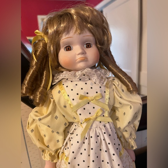 Heritage Mint Porcelain Doll - Amanda - Picture 3 of 4